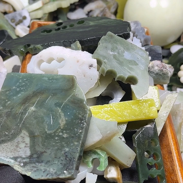 和田玉未镶嵌珠宝奇石青****媒