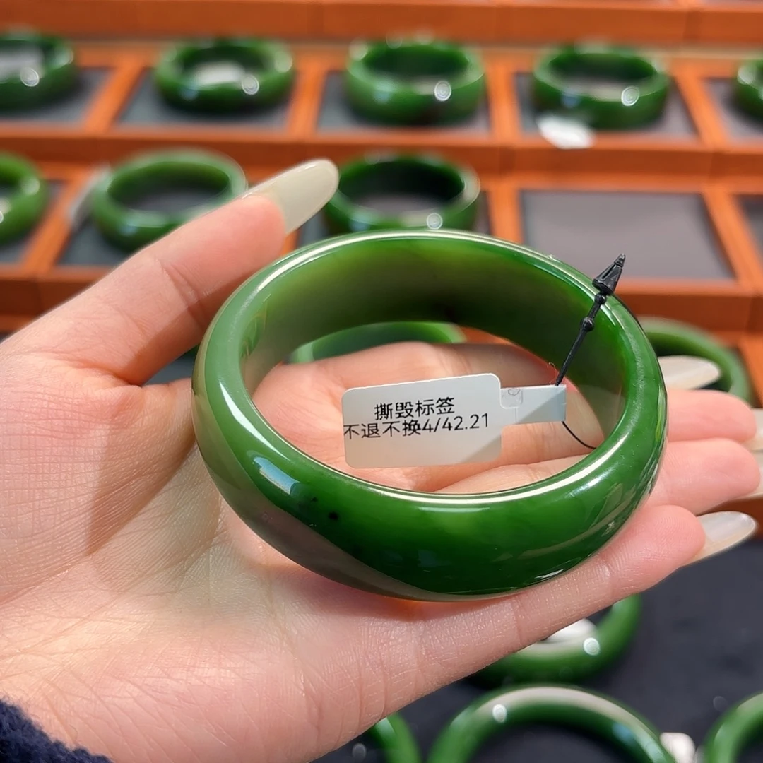 恩***福和田玉（碧玉）未镶嵌手镯白加绿 微包容