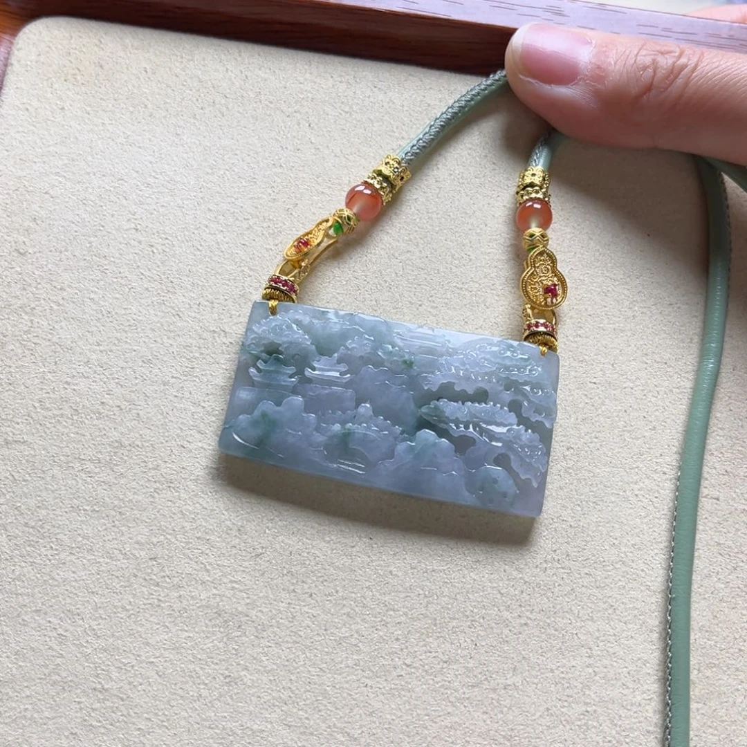 翡翠颈饰未镶嵌山水