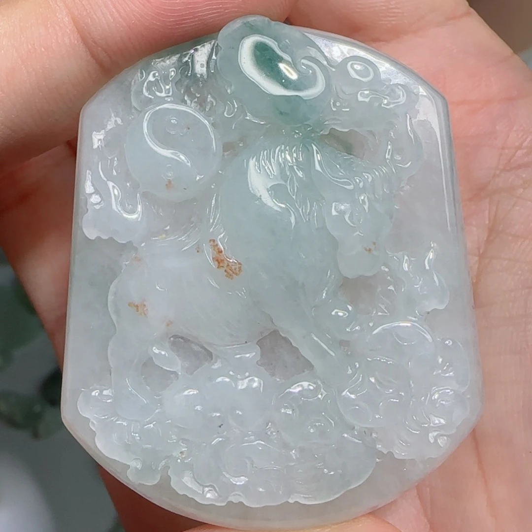 翡翠未镶嵌颈饰牛气冲天