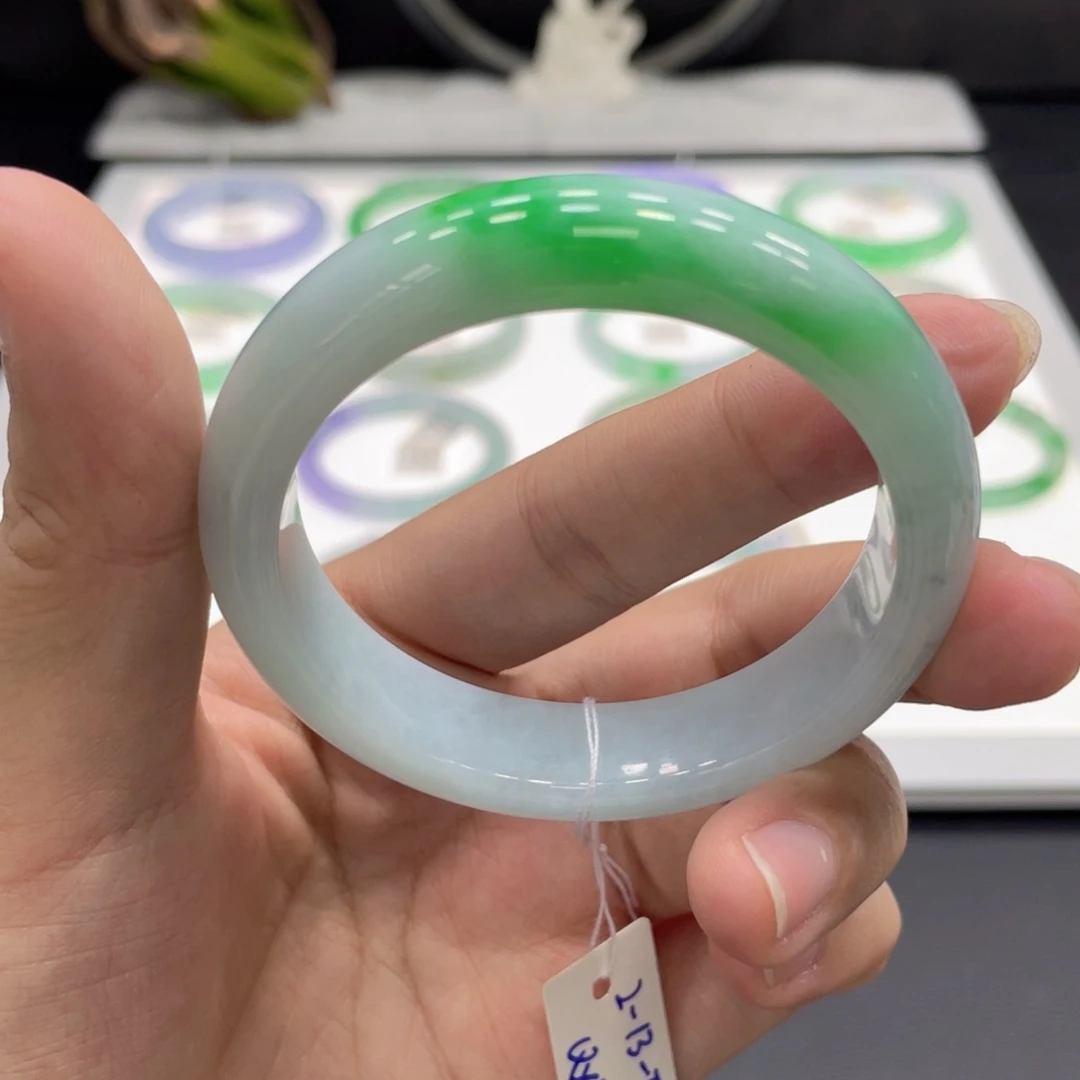 翡翠手镯未镶嵌翡翠