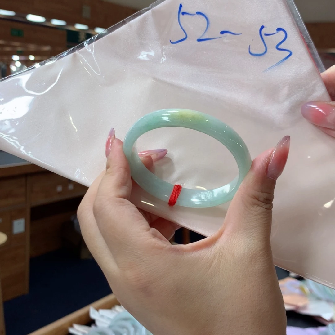 翡翠手镯未镶嵌翡翠