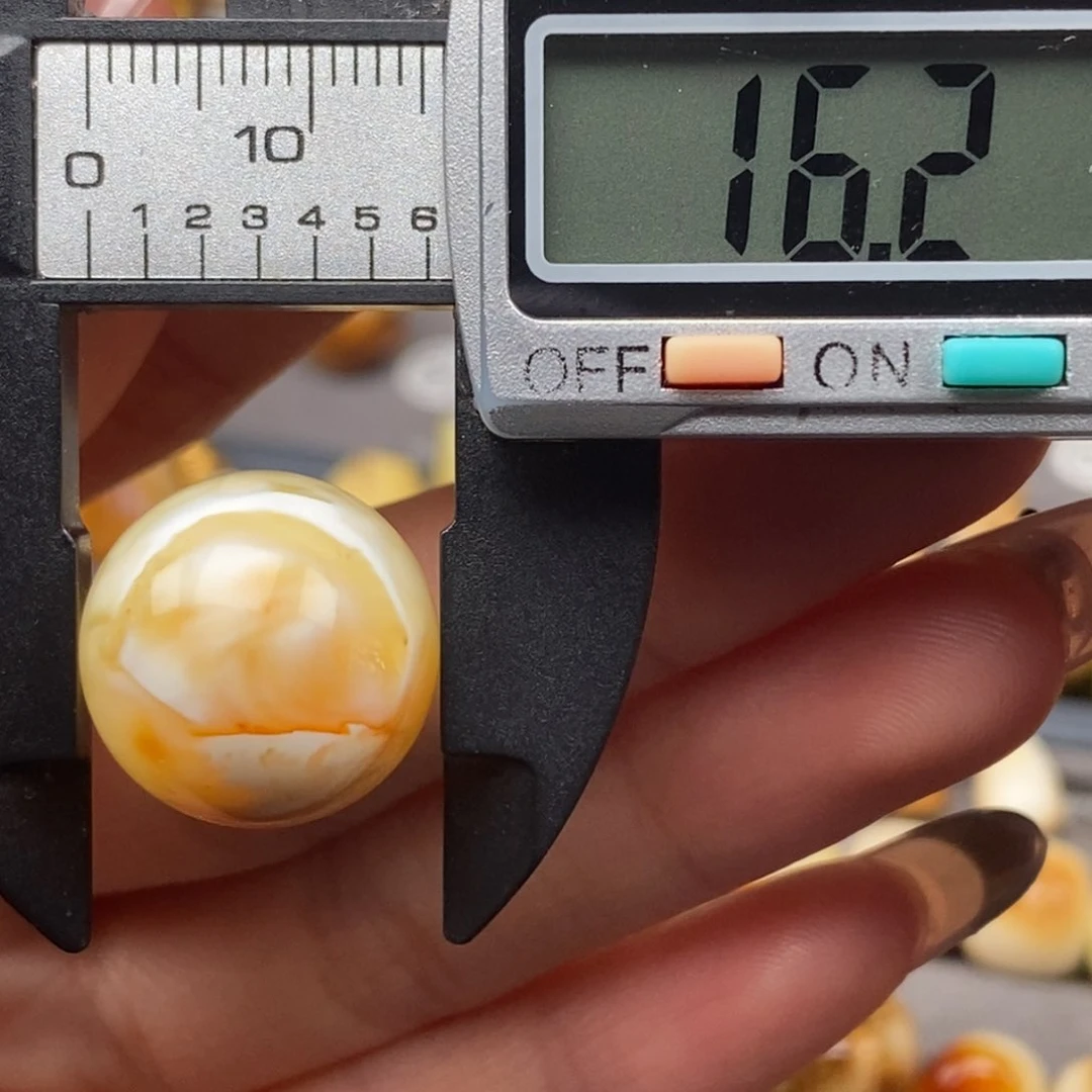 裸石金珀未镶嵌圆珠