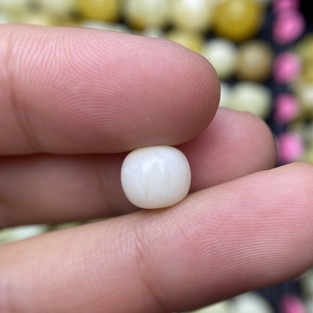 蜜蜡小白蜡老型配饰8.8×7.7mm，颜色白，孔边飘点小沁色纹，无优化