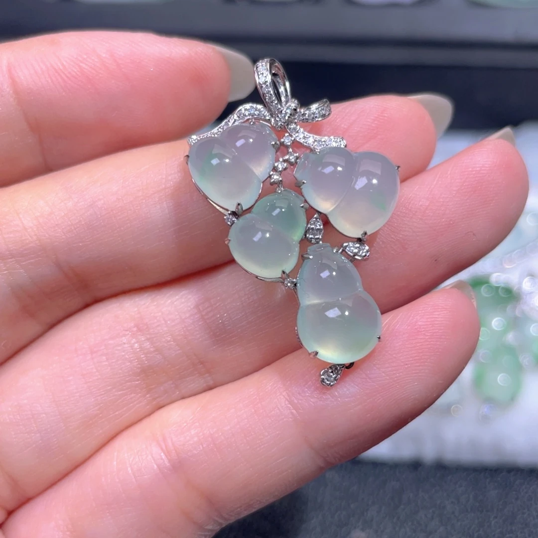 颈饰18K金镶嵌翡翠翡翠