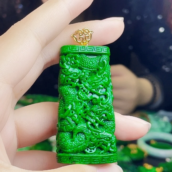 颈饰18K金镶嵌翡翠多样性