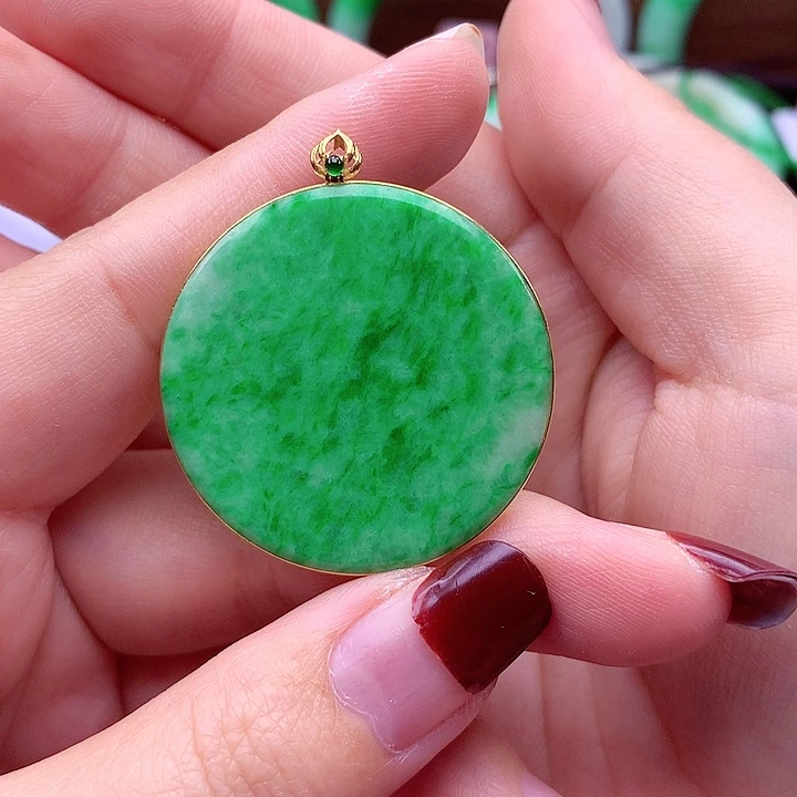 翡翠颈饰18K金镶嵌翡翠