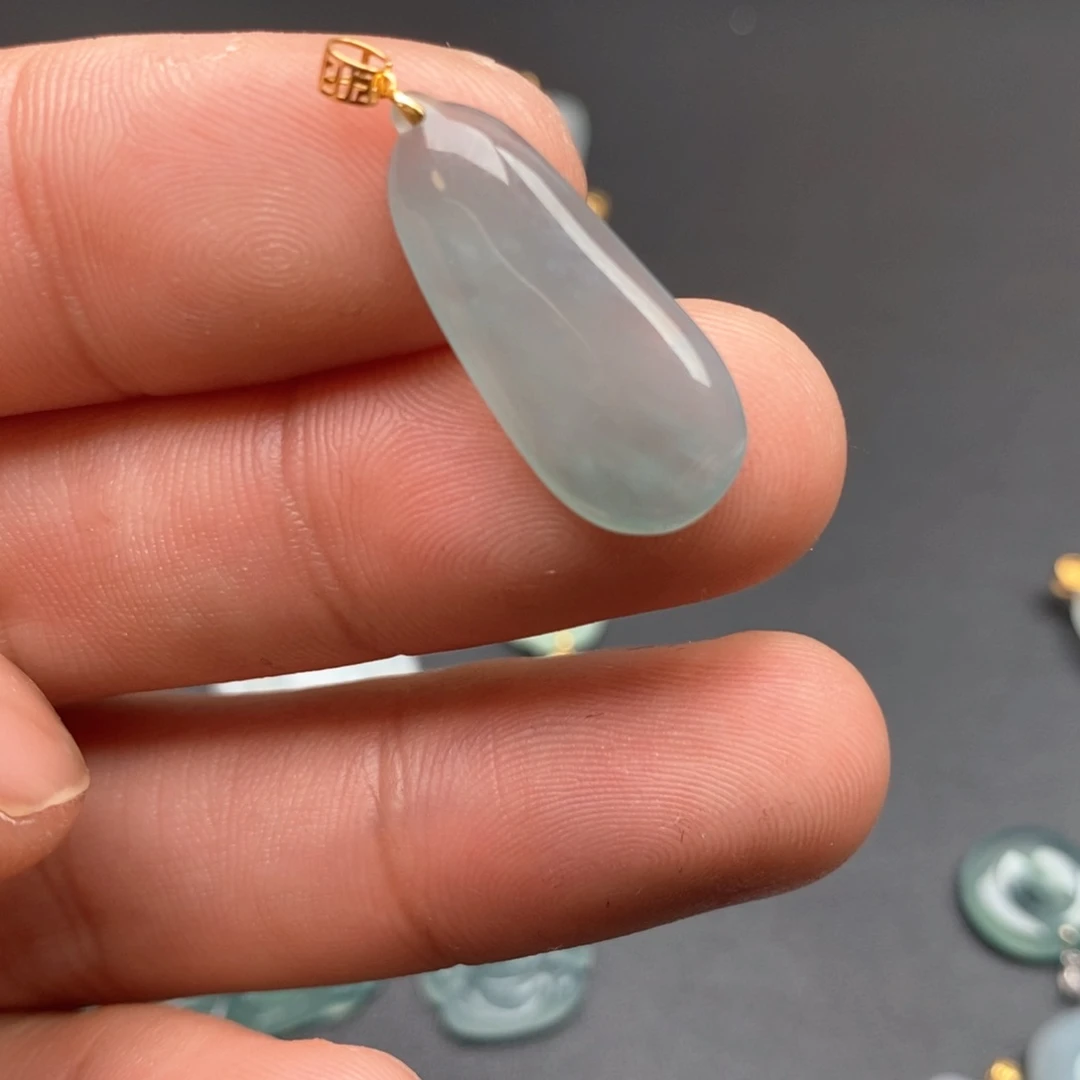 颈饰18K金镶嵌翡翠