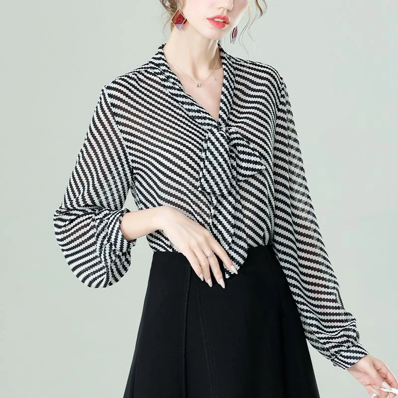 时尚新款2025春季新款飘带衬衫衣女垂感黑白条纹印花气质通勤长袖