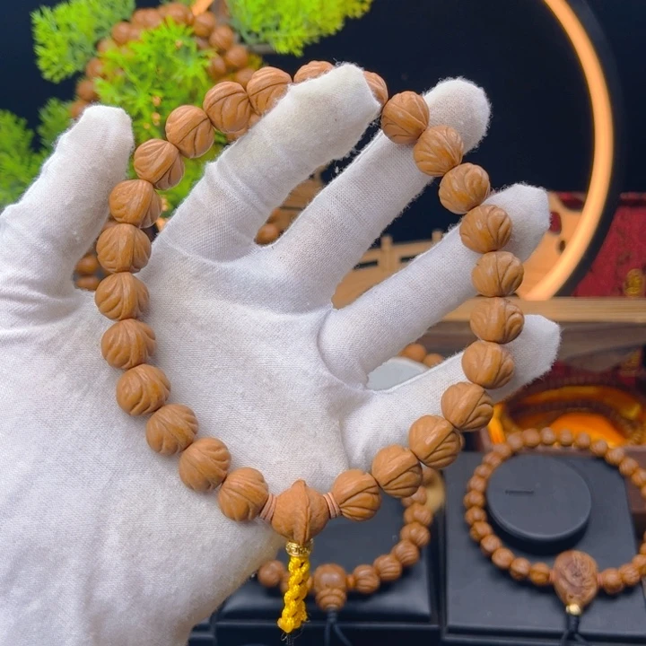 桃核吊坠无*野生桃核小奶豆手持