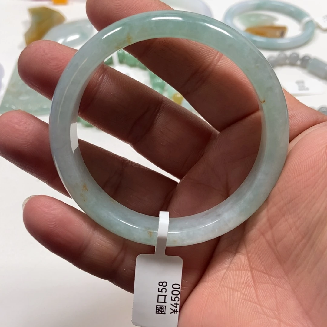 翡翠手镯未镶嵌翡翠