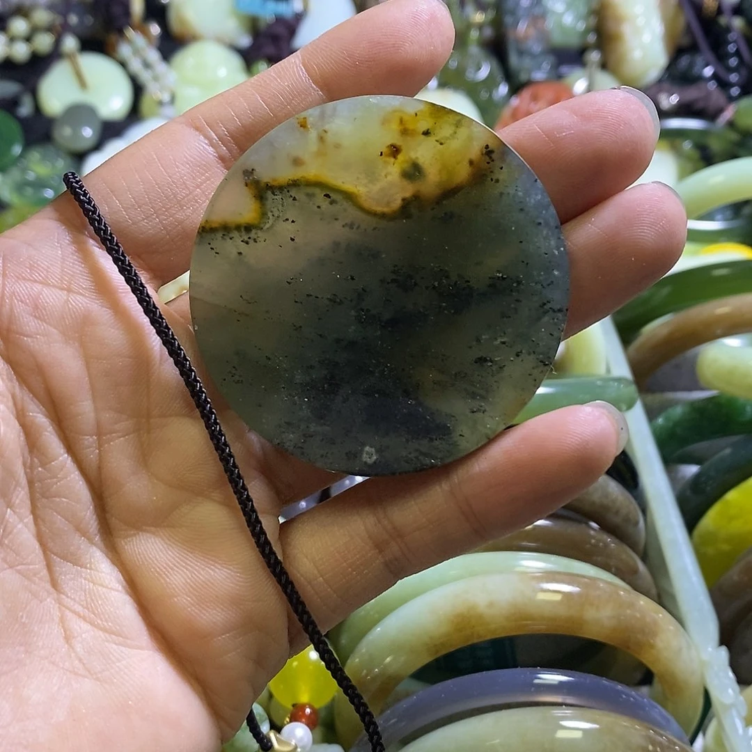 岫玉未镶嵌颈饰一个