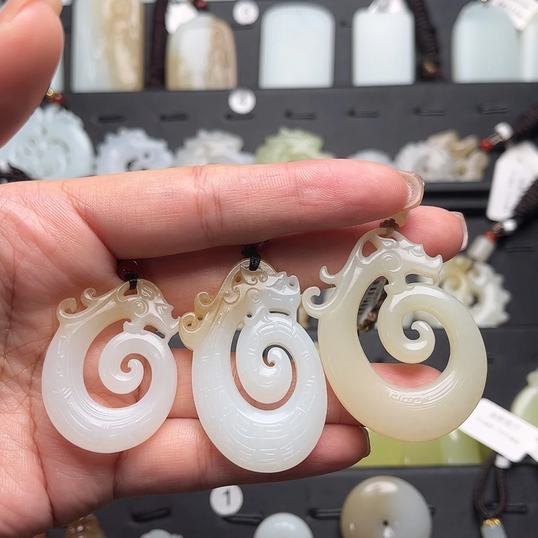 陶***逃和田玉未镶嵌颈饰