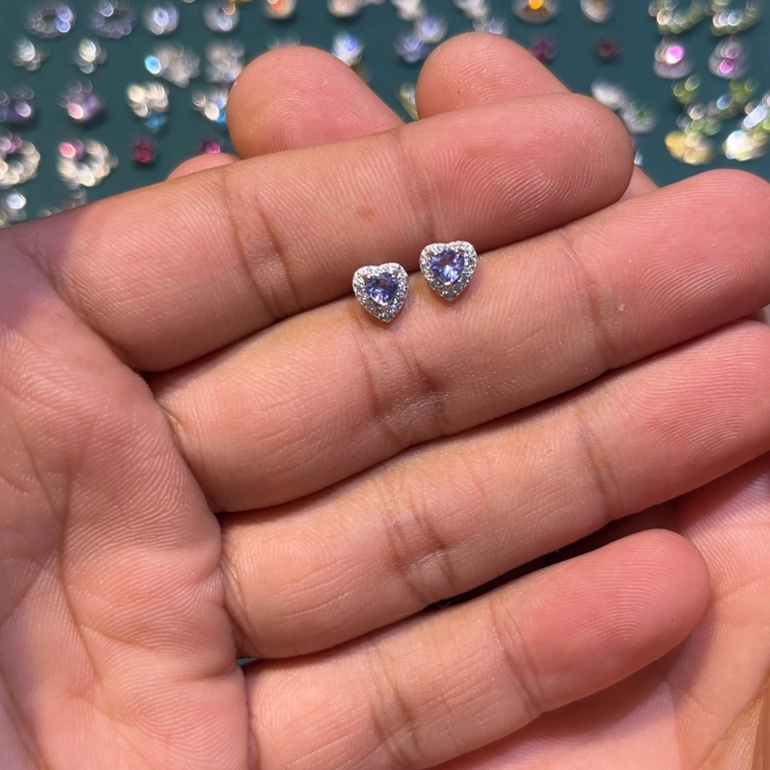 津***津银S925镶嵌坦桑石耳钉