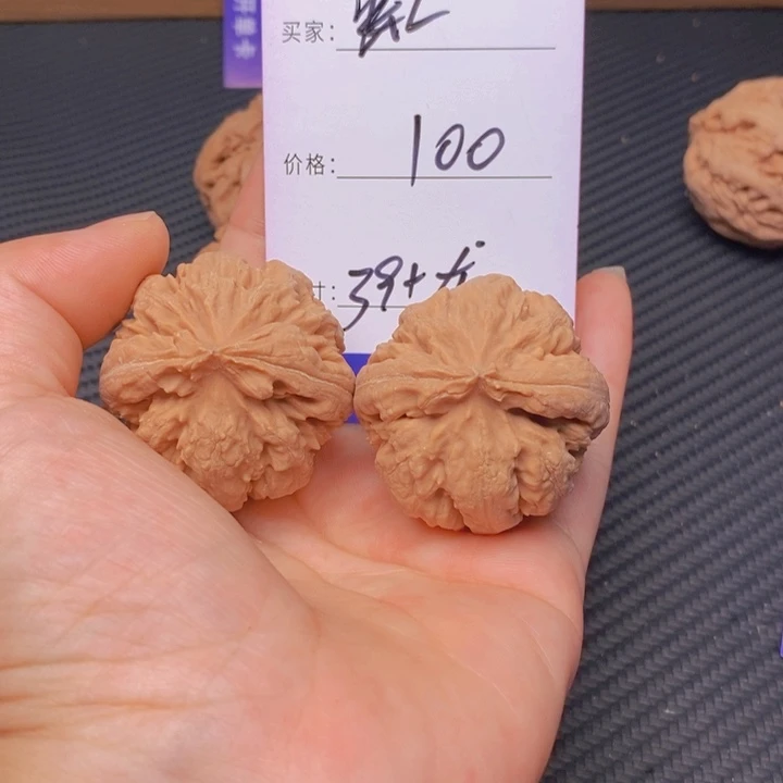 虹***文玩核桃霸王龙核桃