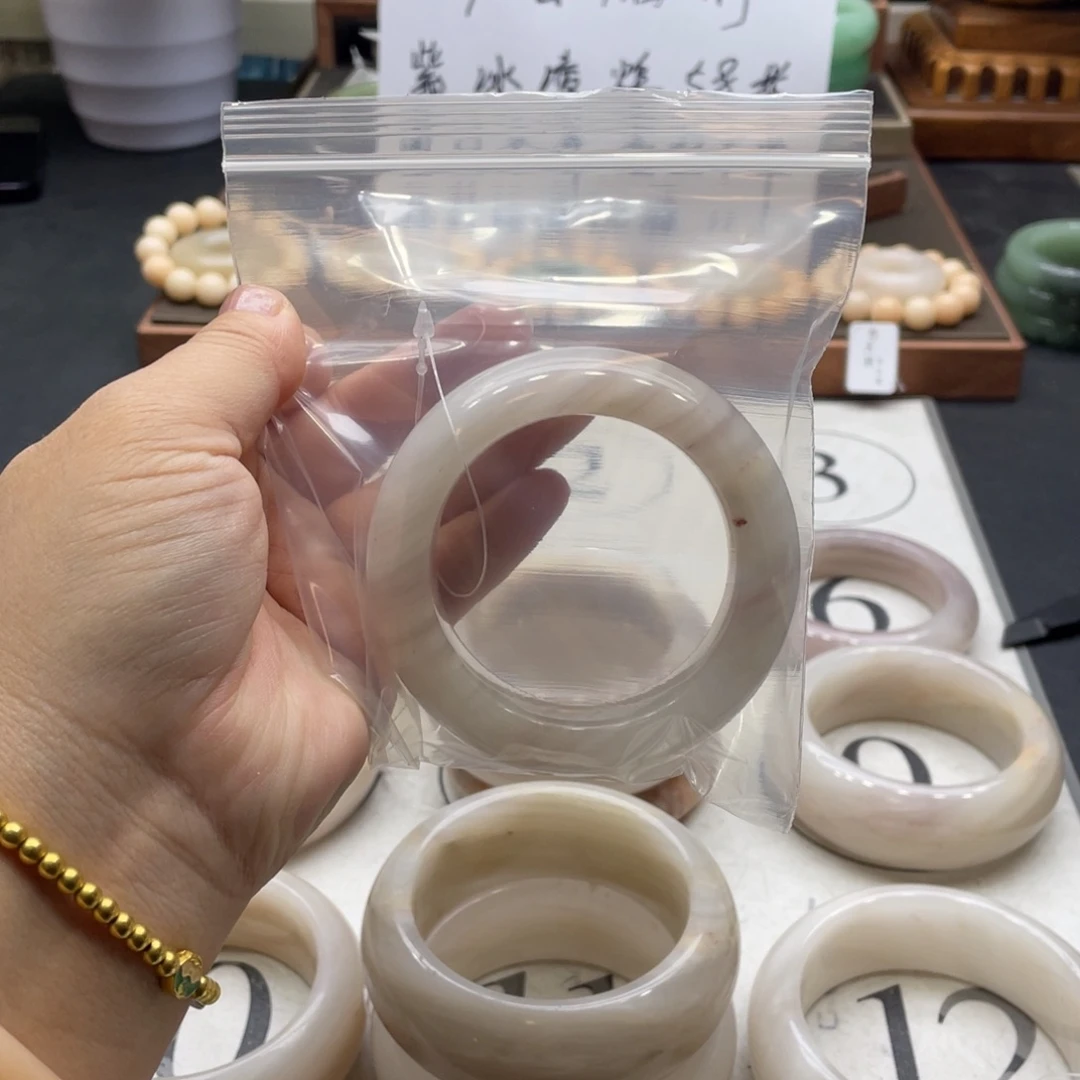 小****石英岩玉未镶嵌手镯