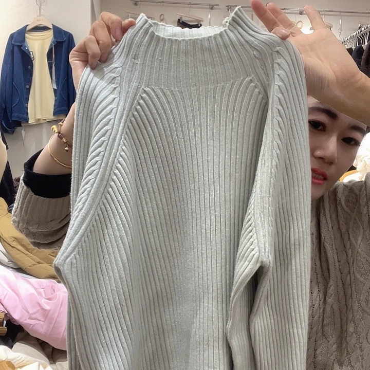 大瑶瑶同款淡青色针织衫