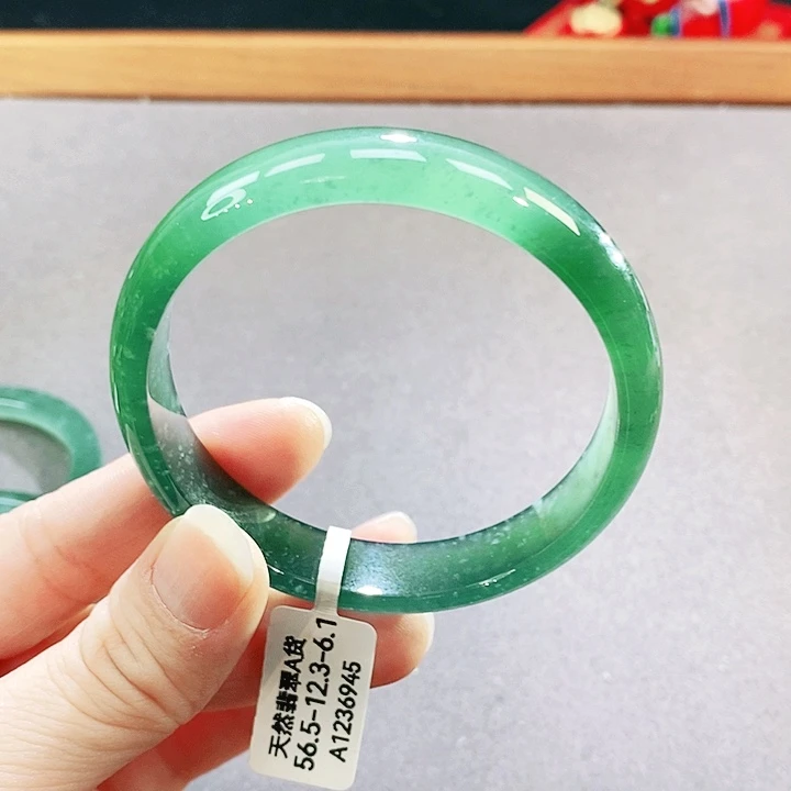 翡翠未镶嵌手镯（圆镯）