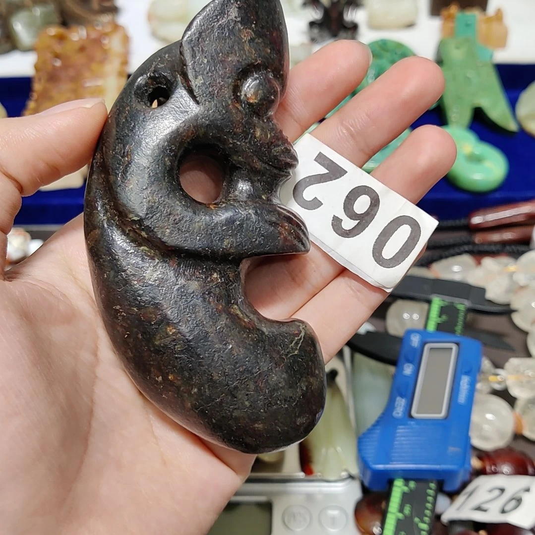 透闪石质玉未镶嵌颈饰