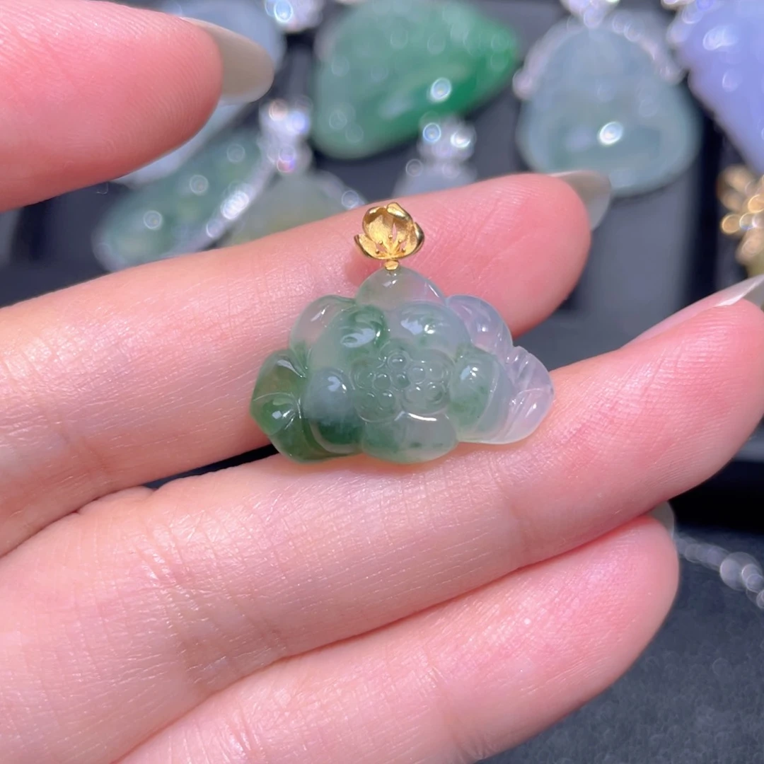 颈饰18K金镶嵌翡翠燕翡翠