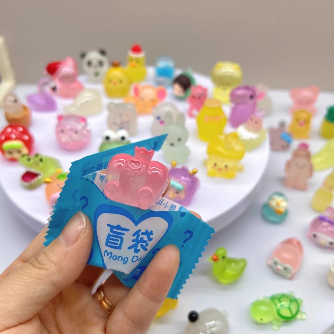 2025新款盲袋夜光玩具卡通模型迷你可爱独立包装立体模型发光仿真