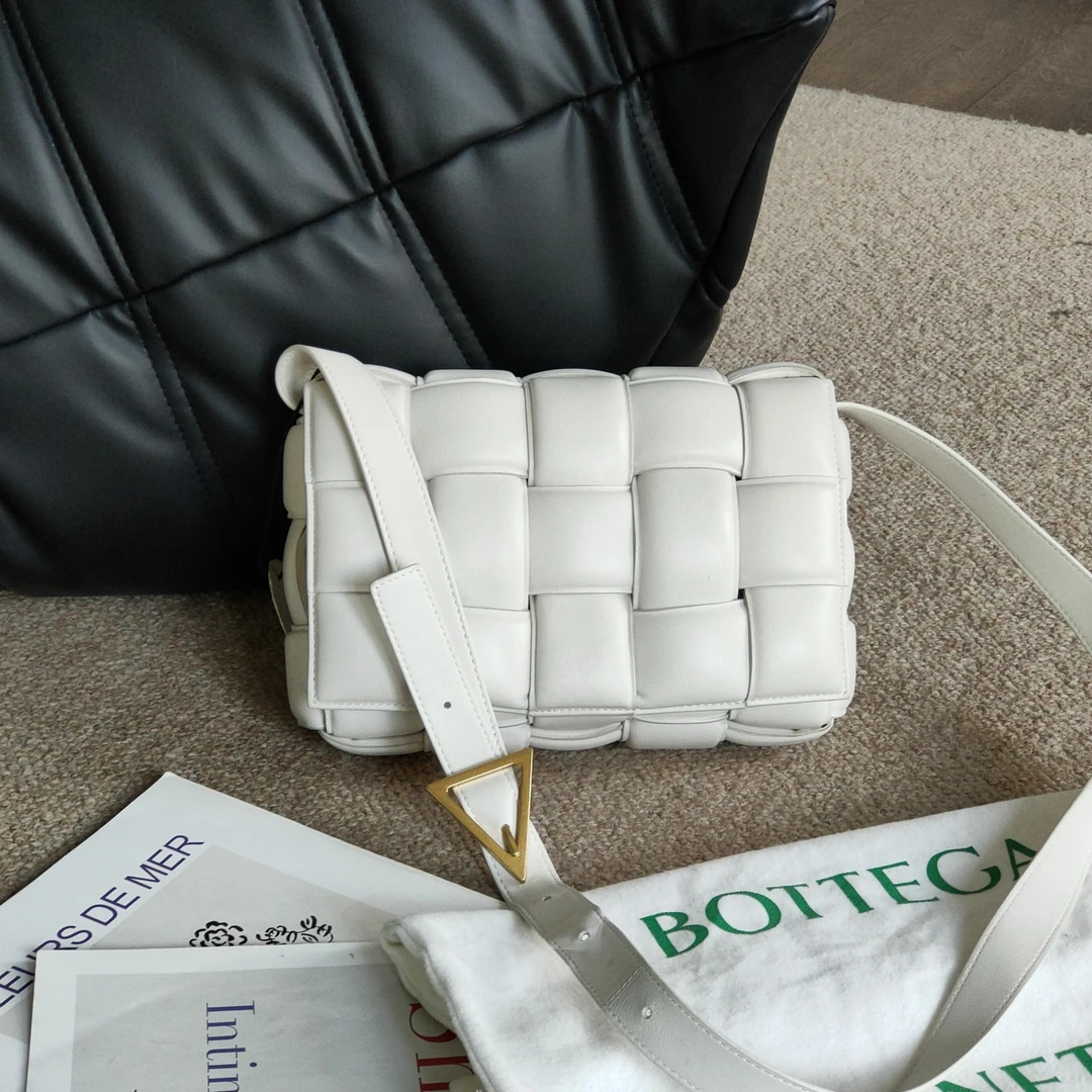 95新 BOTTEGA VENETA/葆蝶家 Azul-白金羊casstte15格斜挎包41938
