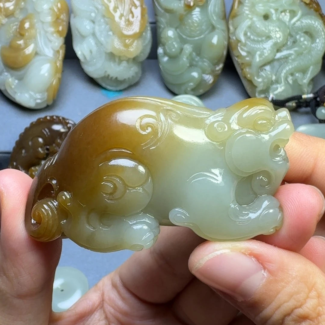 和田玉未镶嵌颈饰哈**尼