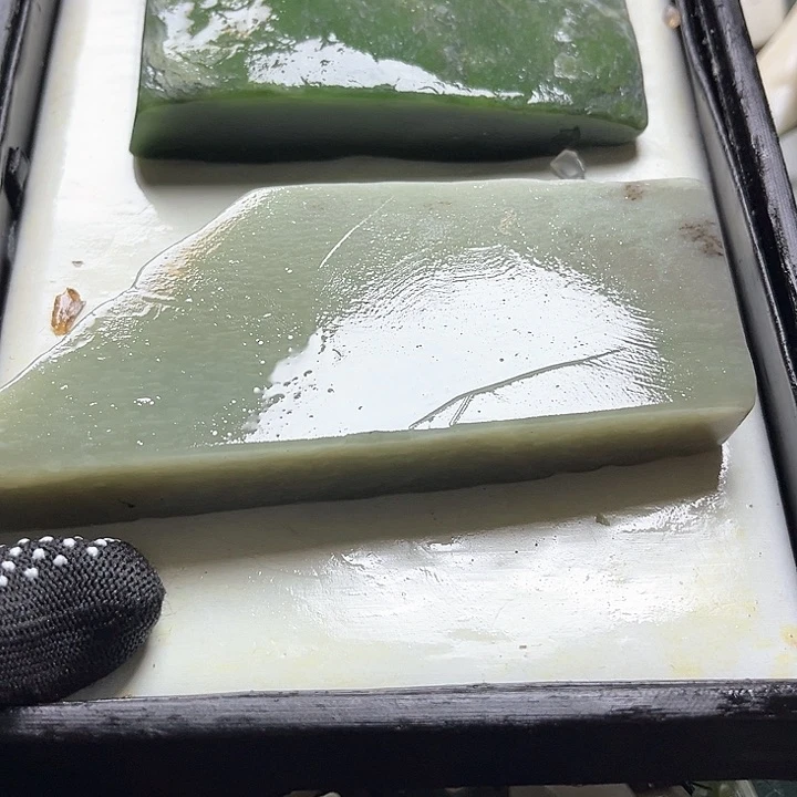 和田玉（糖玉）和田玉边角料9K金镶嵌三**岳