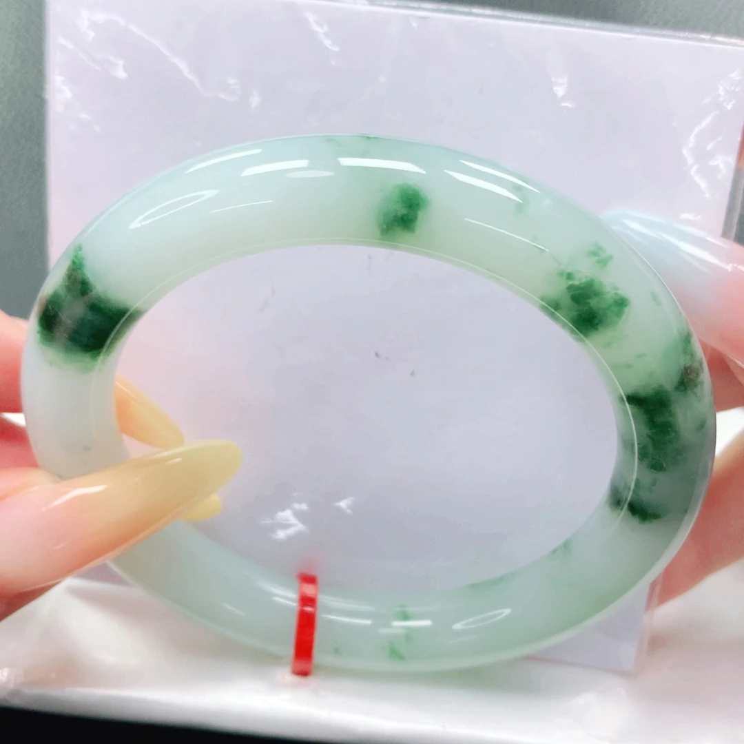 翡翠手镯未镶嵌56。
