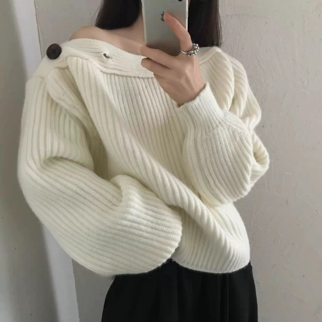 秋冬新款韩系设计感不对称斜露肩纽扣宽松显瘦针织毛衣女上衣