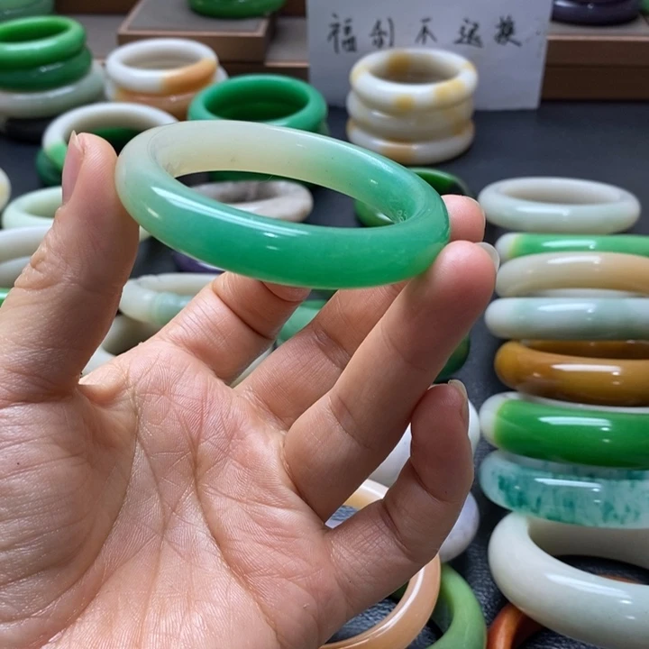 石英质玉手镯未镶嵌日**亿