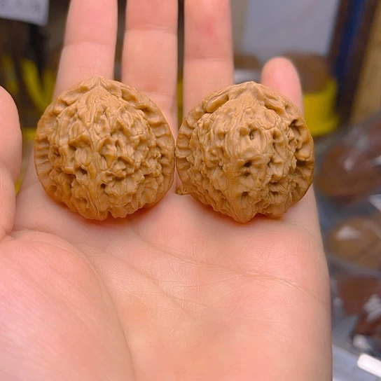 文玩核桃吊坠白狮子