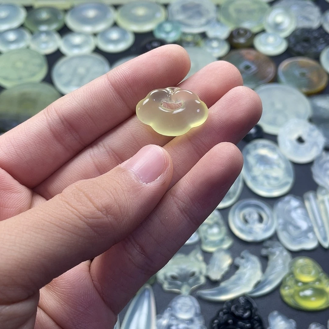 岫玉未镶嵌颈饰祥云锁