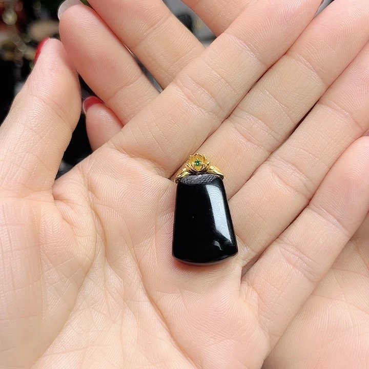 和田玉（墨玉）未镶嵌颈饰小面包