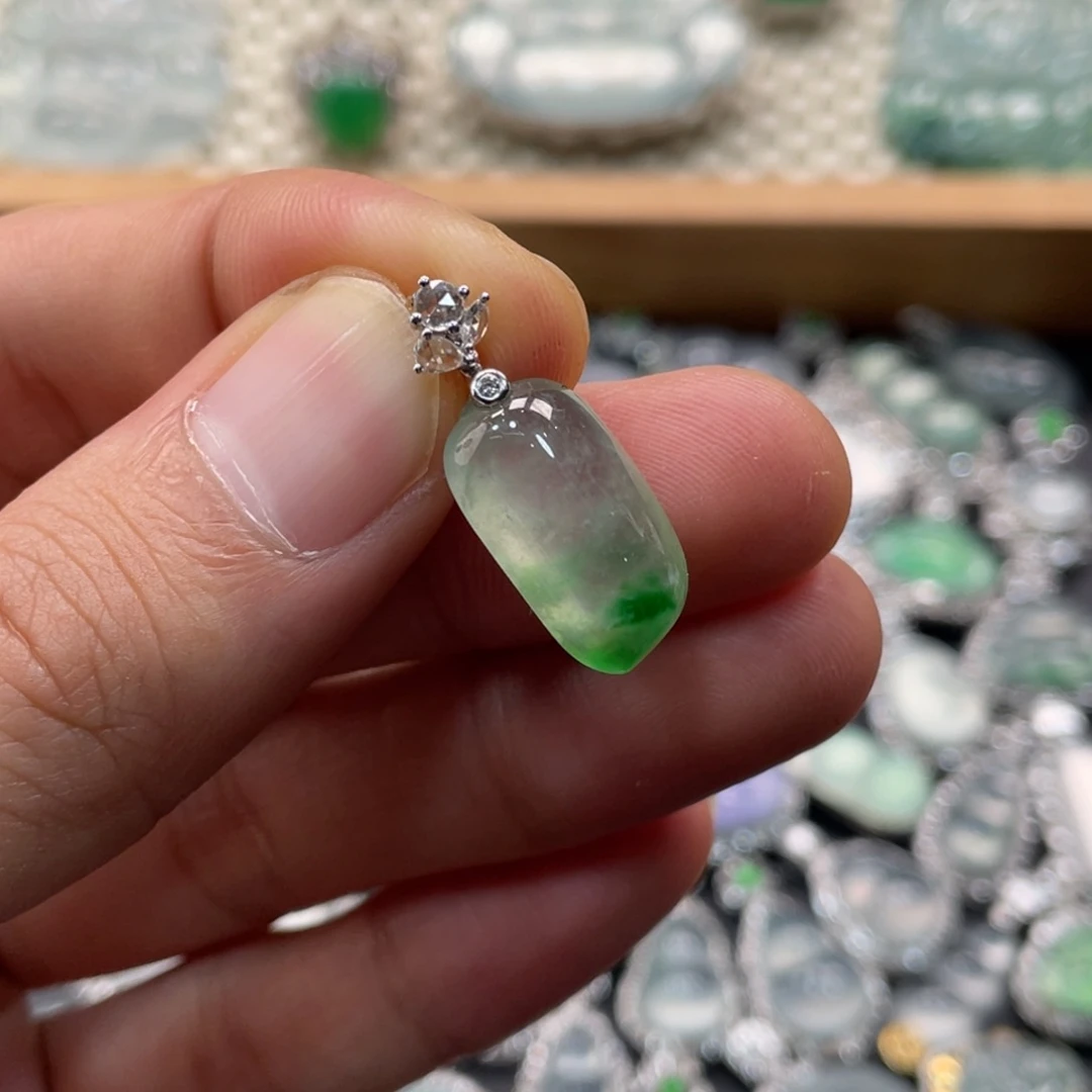 翡翠18K金镶嵌颈饰福瓜