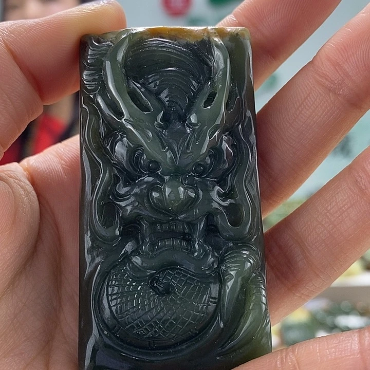 透闪石质玉挂件未镶嵌