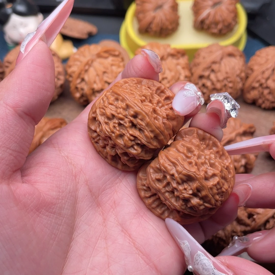 L***e文玩核桃把件红皮白狮子38