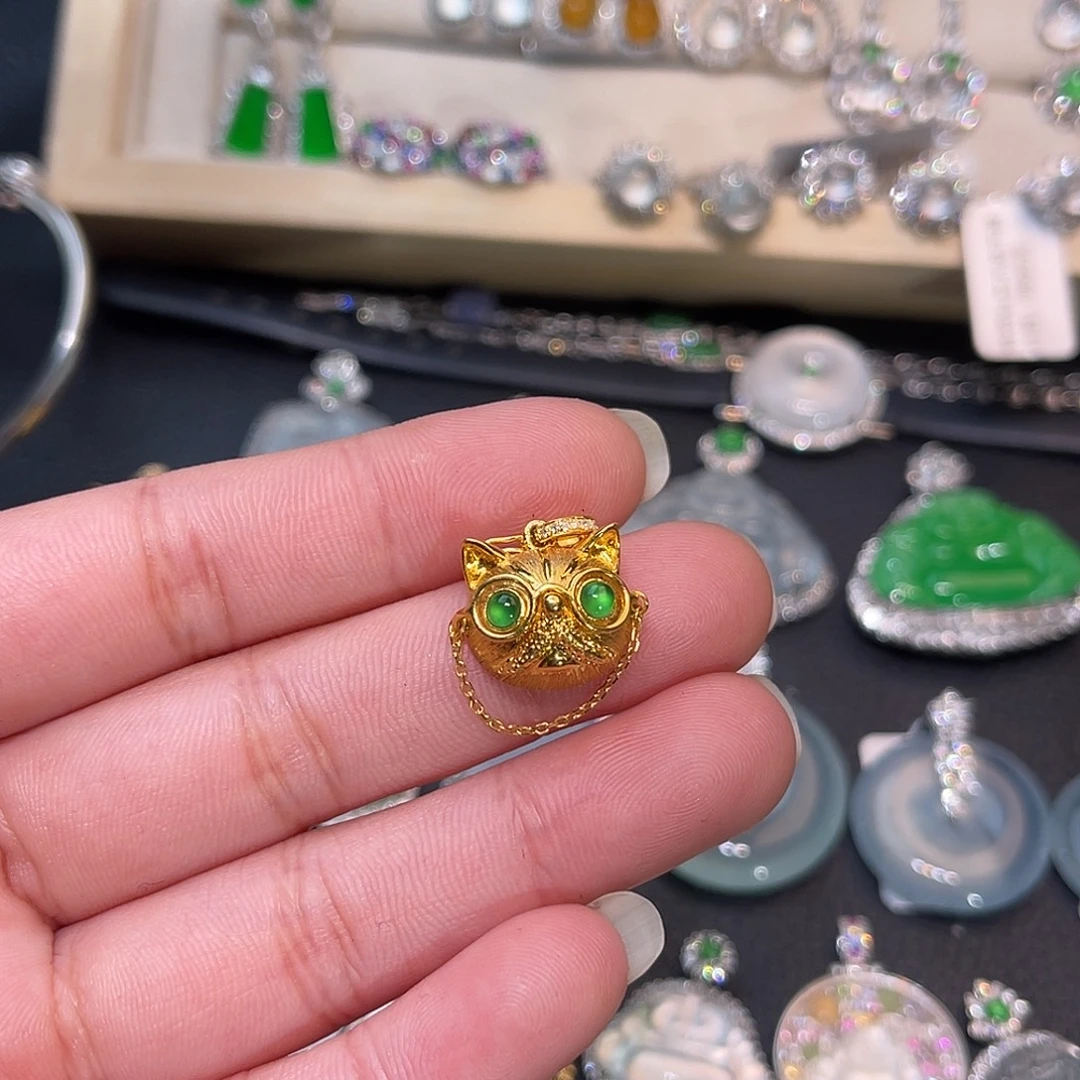 翡翠18K金镶嵌颈饰猫