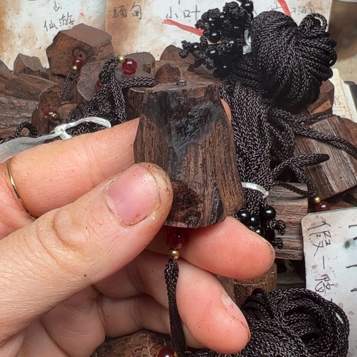 藤类降真香随形吊坠大小不一