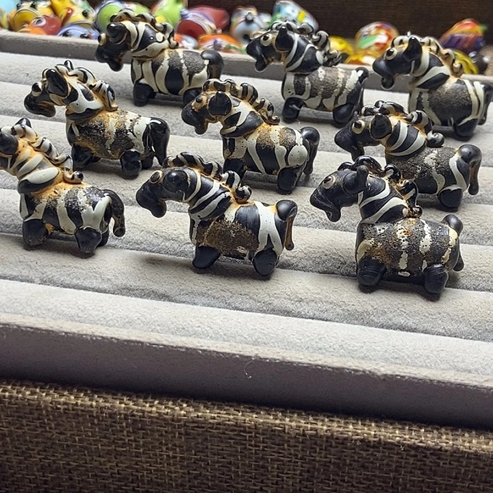 颈饰琉璃小斑马一个056