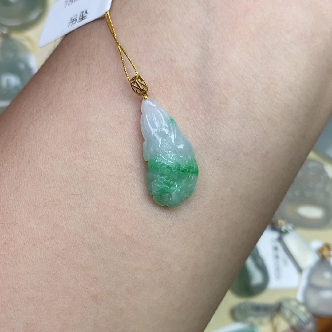 翡翠18K金镶嵌颈饰白菜