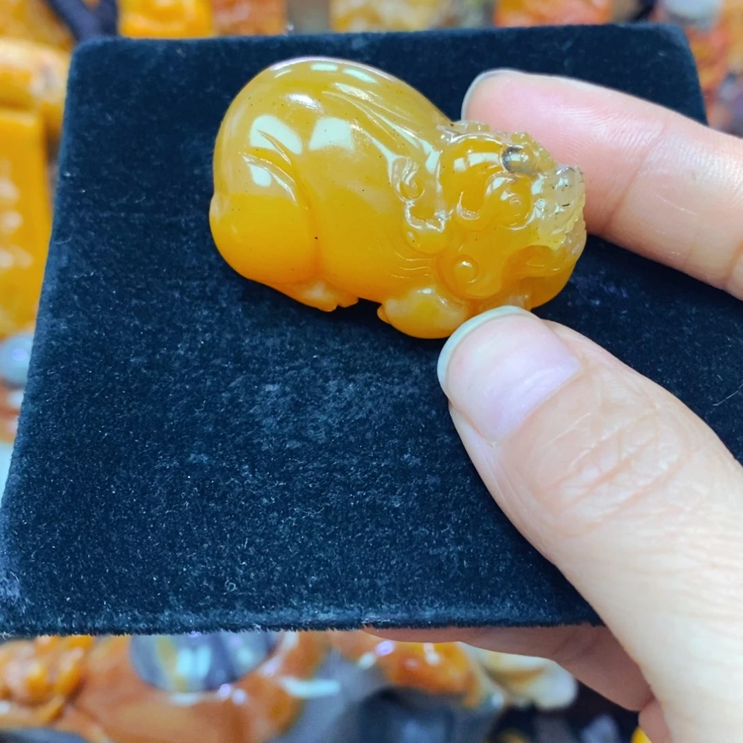 未镶嵌石英质玉（黄龙玉）颈饰