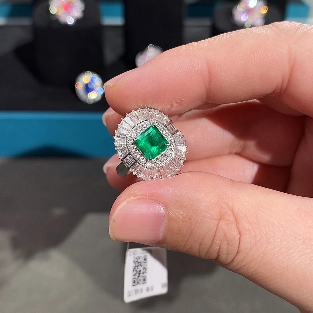 戒指祖母绿18K金镶嵌吉尔德微油木佐绿1.36ct