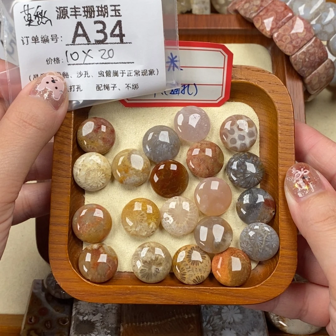 君***愁未镶嵌颈饰硅化玉