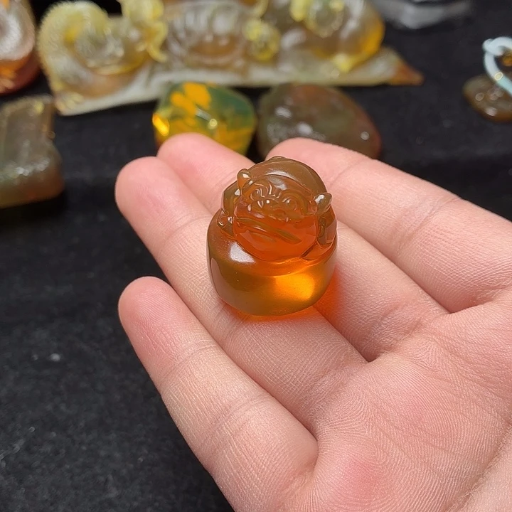 大***华琥珀未镶嵌颈饰，，