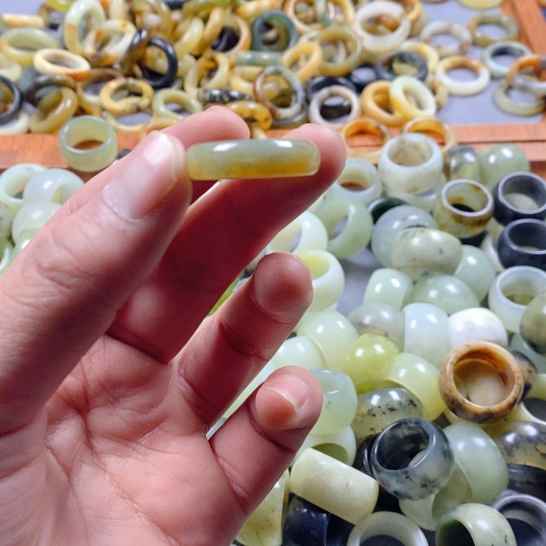 蛇纹石玉未镶嵌戒指46。
