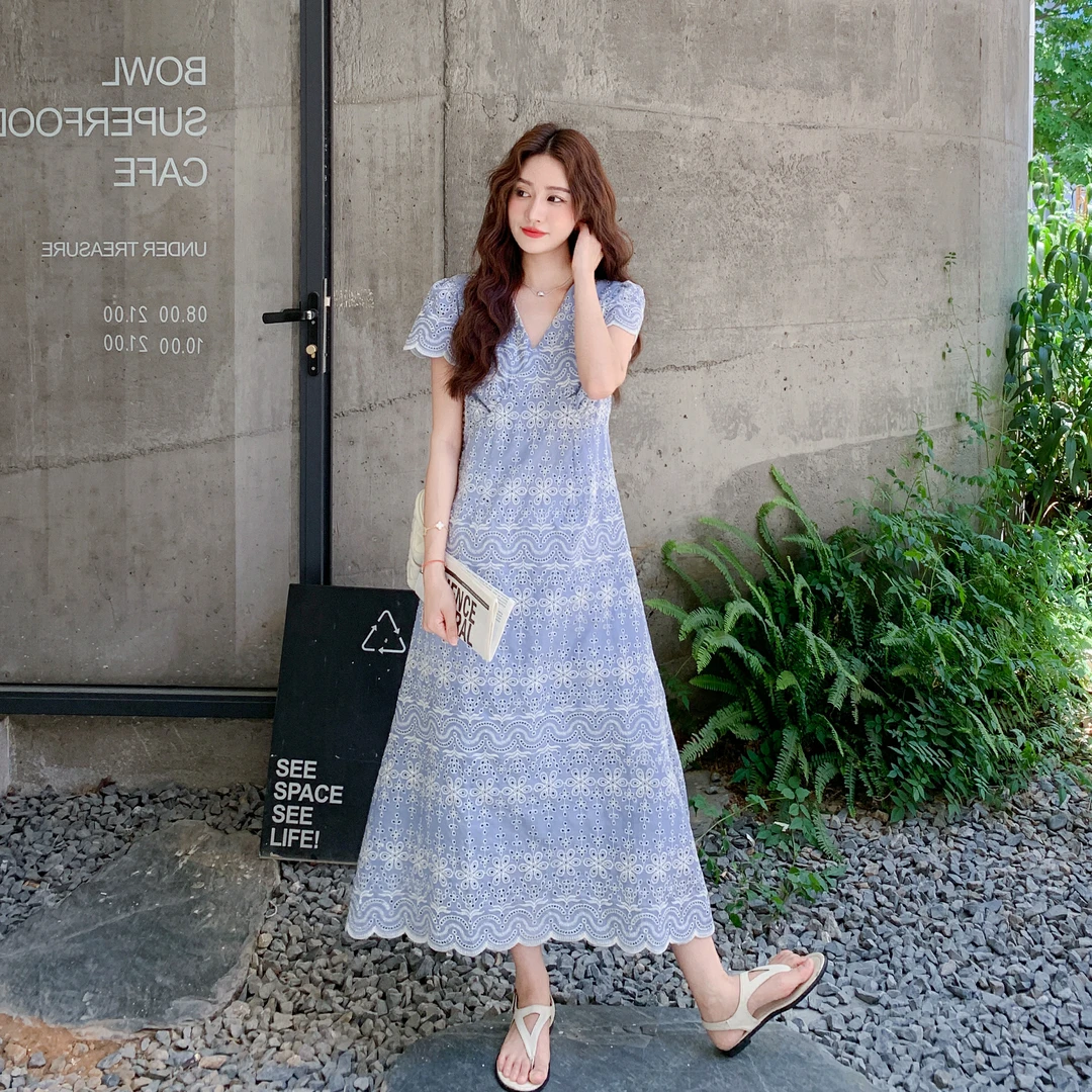 法式镂空钩花刺绣V领连衣裙女2025夏新款度假风遮肉显瘦气质长裙