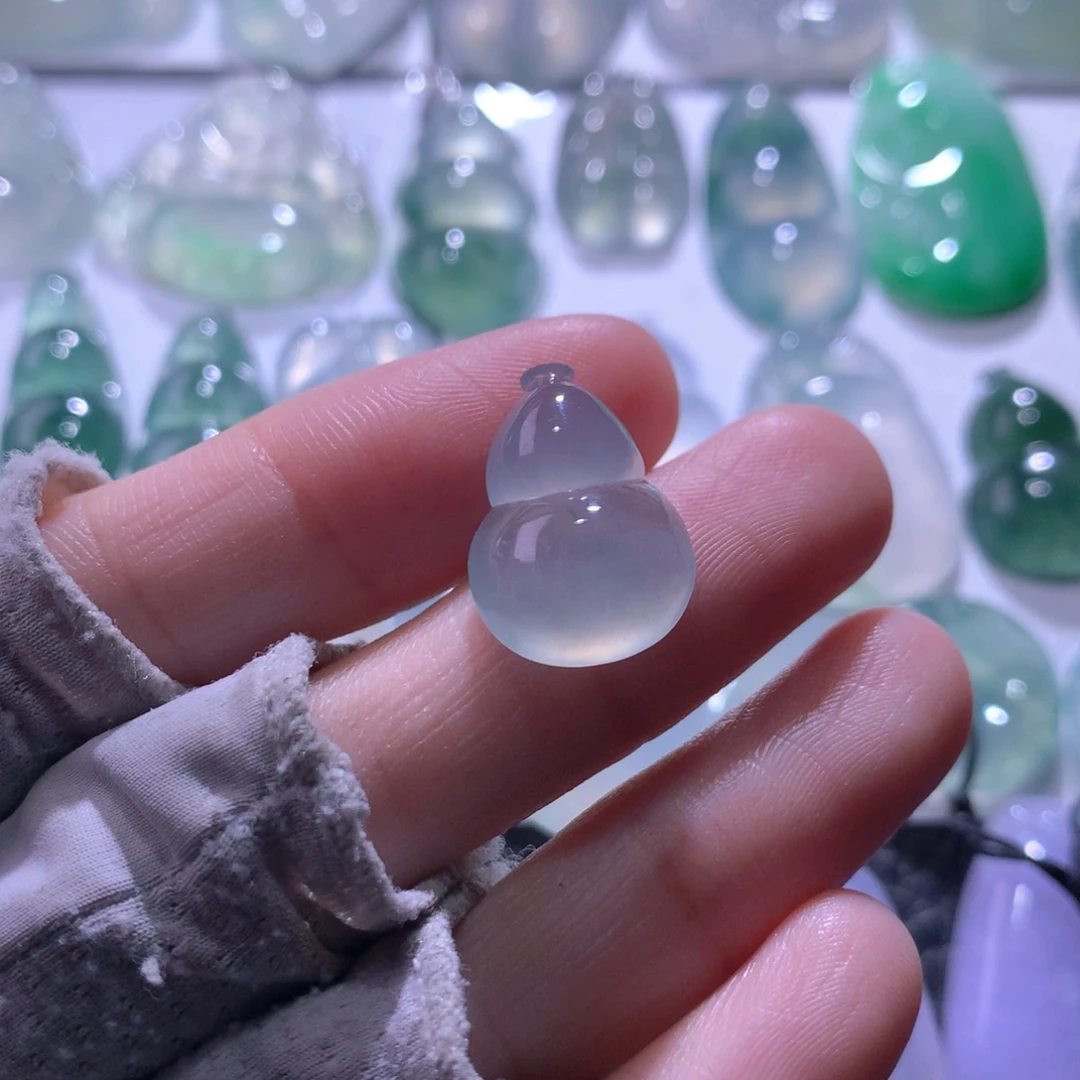 小***梗翡翠未镶嵌颈饰葫芦
