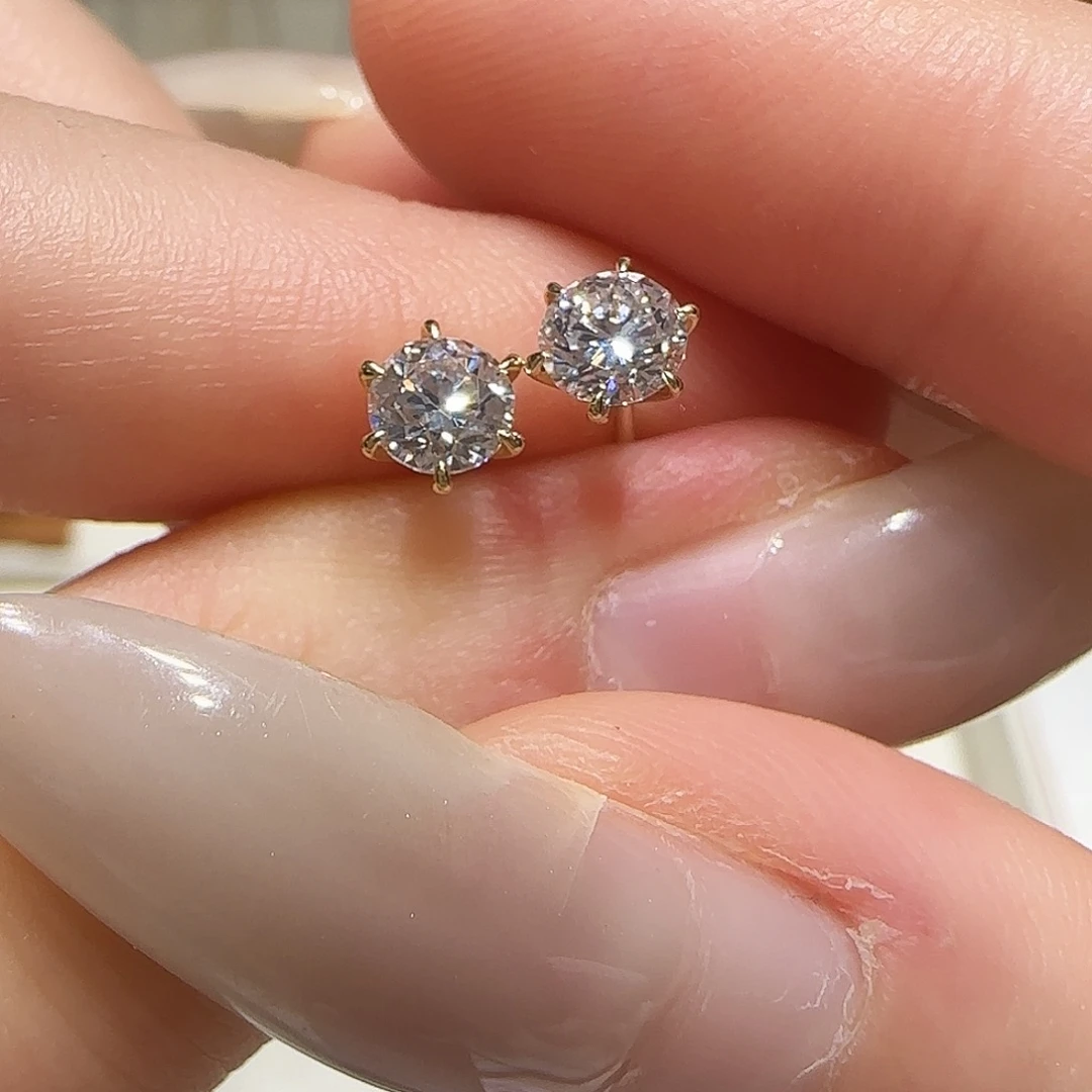 18K金镶嵌实验室培育钻石一共70分六爪耳钉