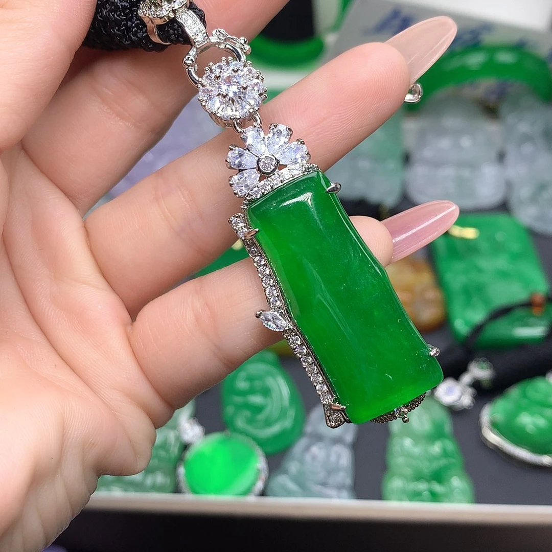 翡翠吊坠(赠链)未镶嵌